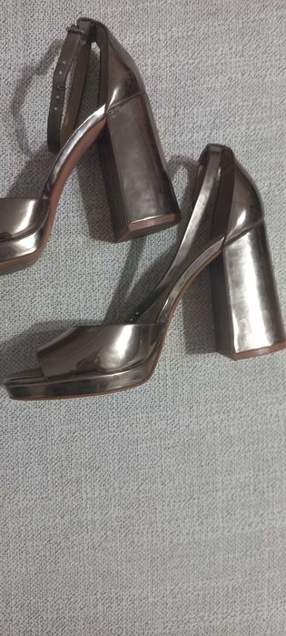 Сандали на ток stradivarius нови