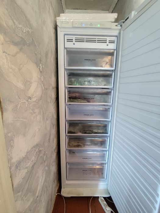 Продам морозилку вертикальную