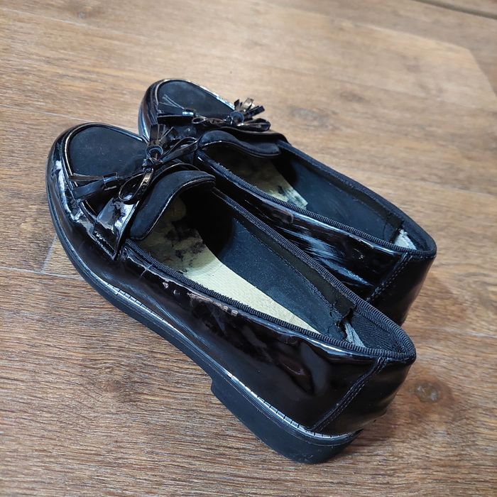 Продам школьные туфли 40р