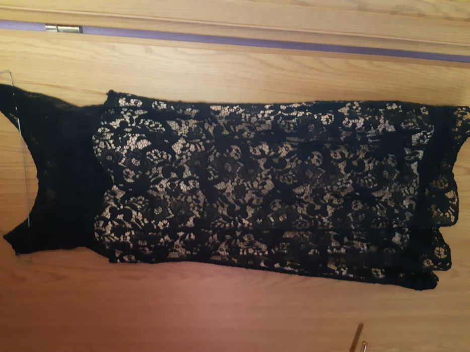 Vand o  rochita din dantela