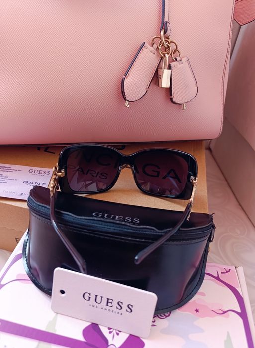 Ефектни слънчеви очила Guess с камъни