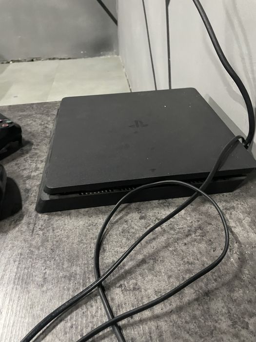 Play station 4 1 tb 1 qol  narxini kelishamiz