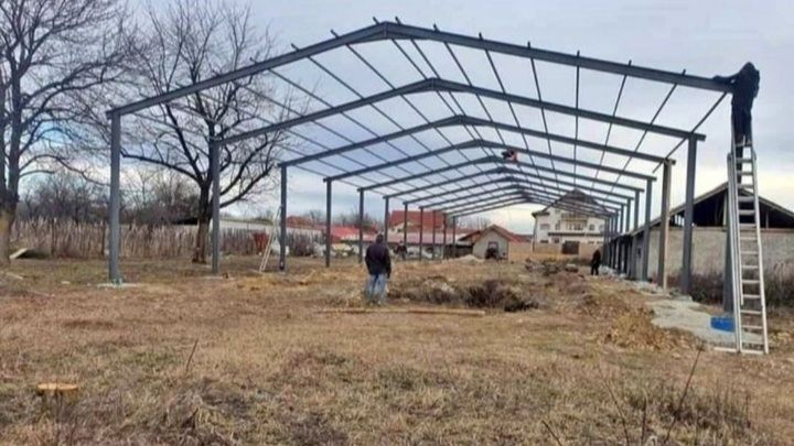 Vand hale metalice avem pe stoc asiguram transport si montaj rog serio