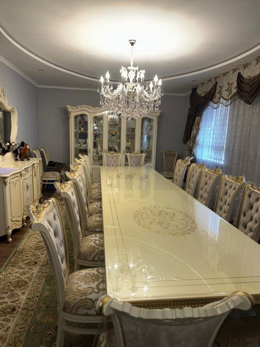 продается камот, сервант, стол с стульями