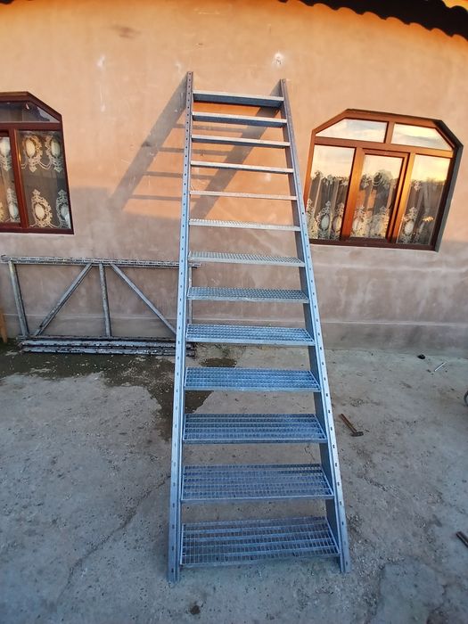 Scara metalică de 4m lungime si lățime 86 cu podeț si balustrada
