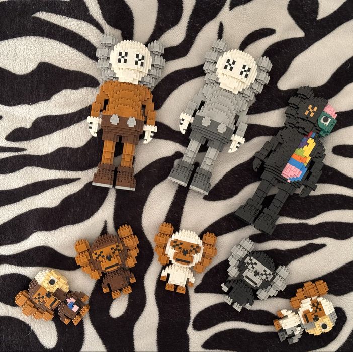 лего собранный kaws