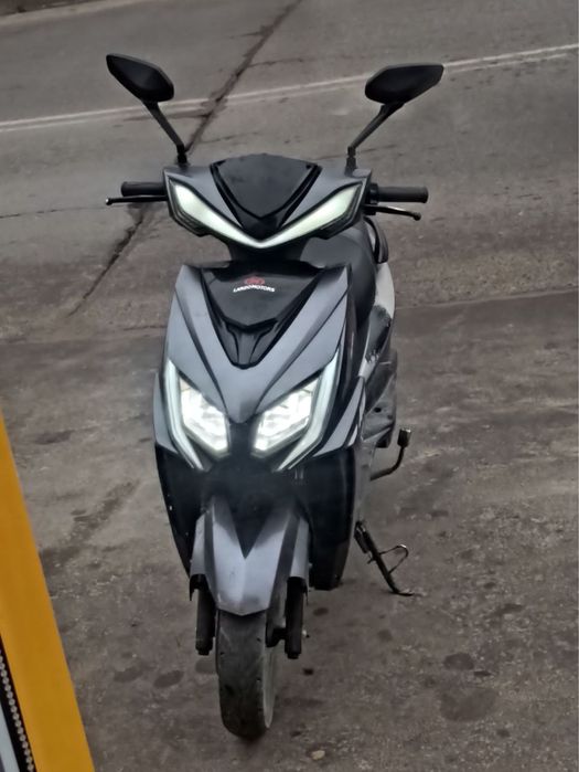 Скутер на ходу 125 кубовый