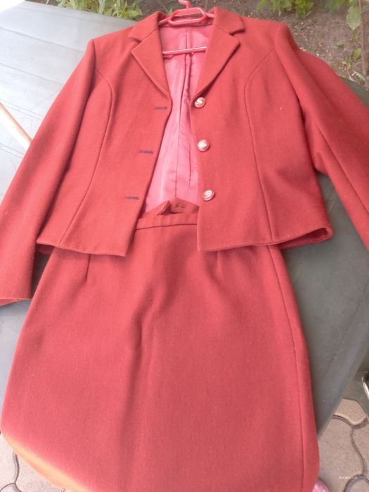 Vând costum de dama din stofa grena, costum vesta și fusta midi