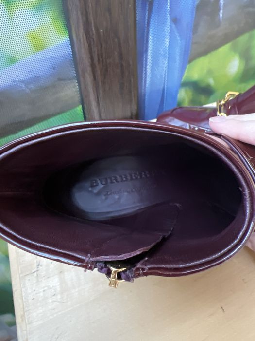 Ghete din piele lacuita ,Burberry