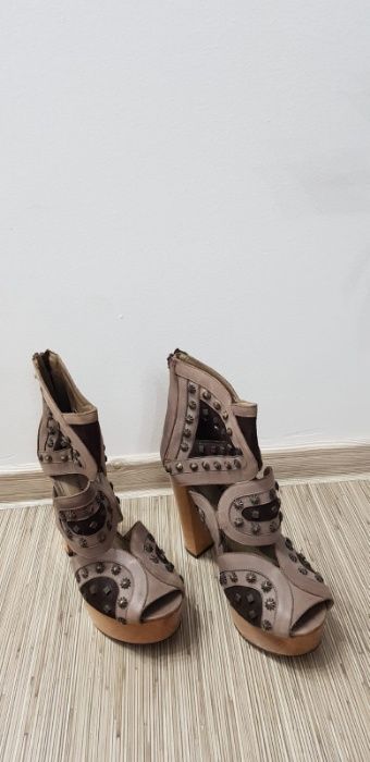 Botine noi, model unicat, Italia