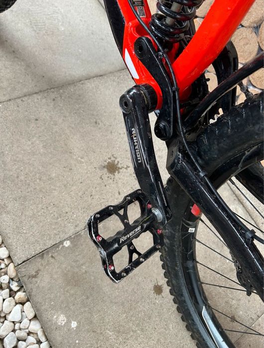 Велосипед за спускане Giant Glory Advanced 2 2018 AL 27.5