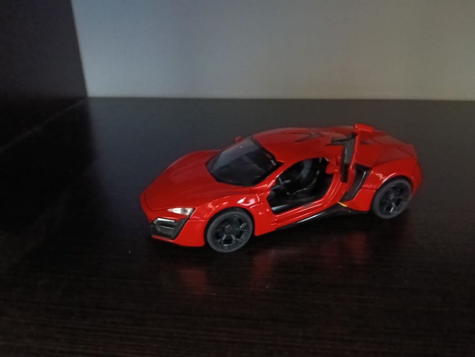 Продам игрушечную машинку