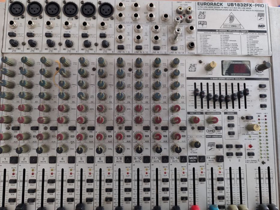 Пульт, кроссовер, 2та 300ваттли динамик корпуси билан сотилади