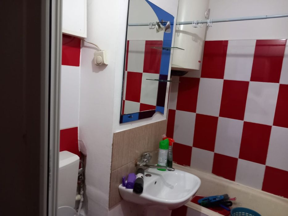 Inchiriez garsoniera Casa Cartii