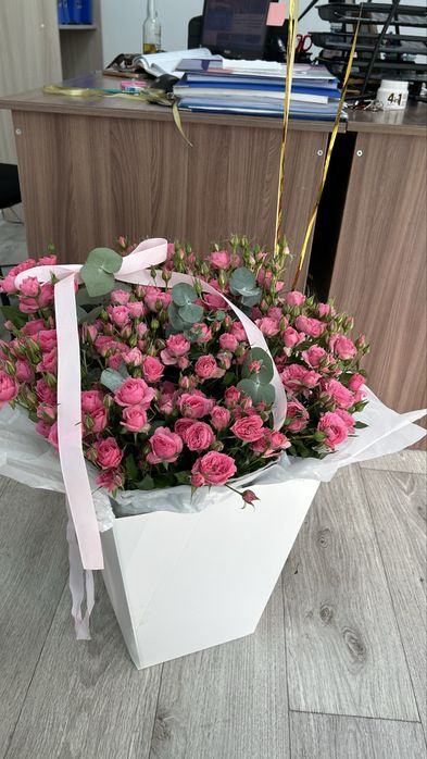 Цветы, букет кустовые розы свежие
