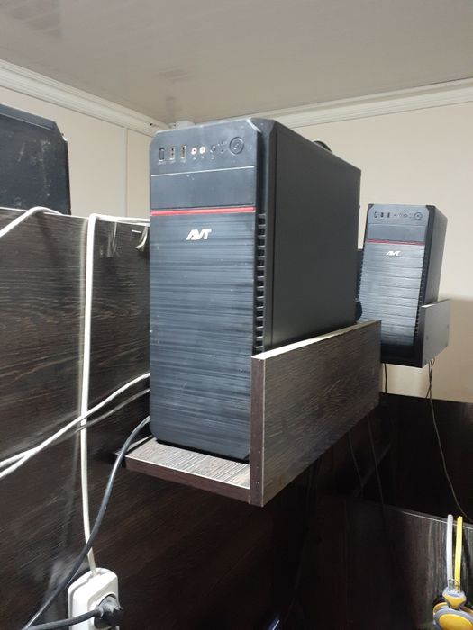 10ta kampyuter xolati yaxshi mebelari bilan hammasi ichida