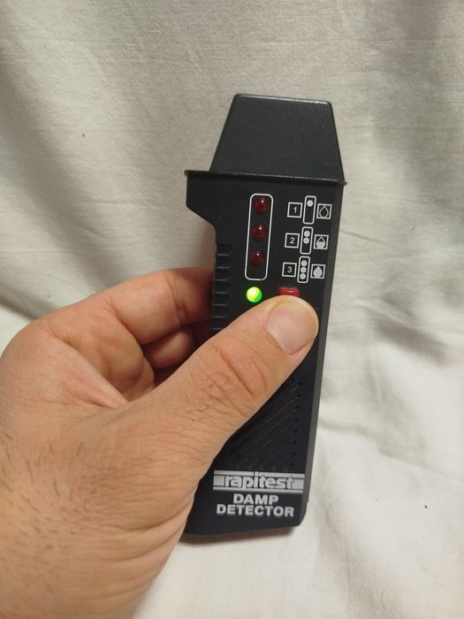 Детектор  за влажност в повърхности