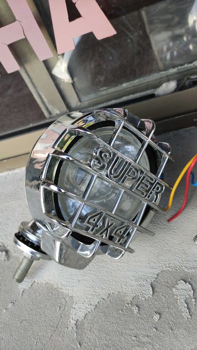 Допълнителни фарове за автомобил.