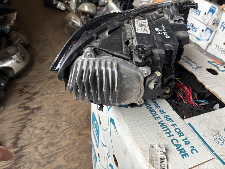 Ляв фар Vw T-Cross. С модул. 2GM998478. За части