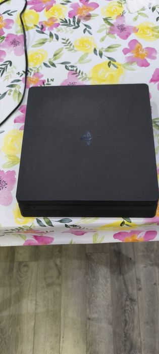 Продавам  PS4 ...