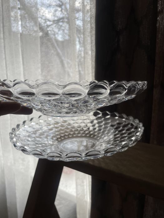 Продам две  оригинальные  стеклянные вазы