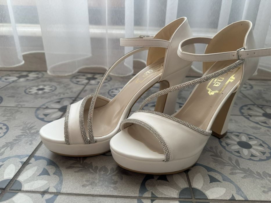 Елегантни дамски обувки