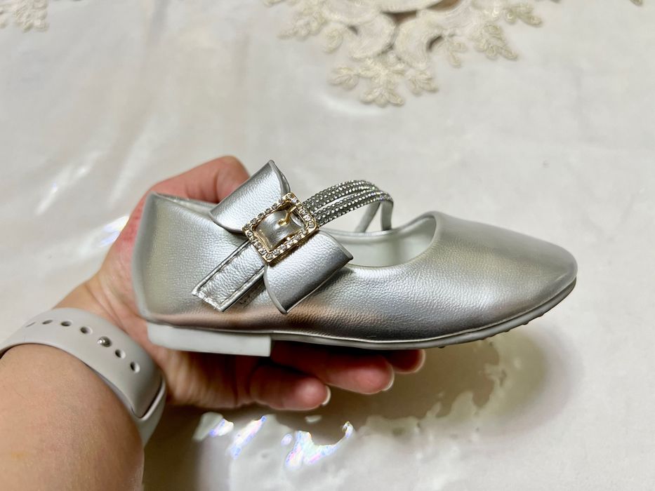 Серебристые нарядные туфельки на малышку