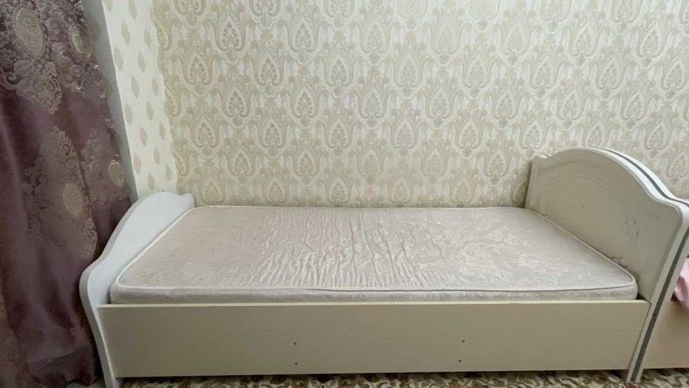 Продам 4-х дверный шкаф для одежды и кровать в отличном состоянии