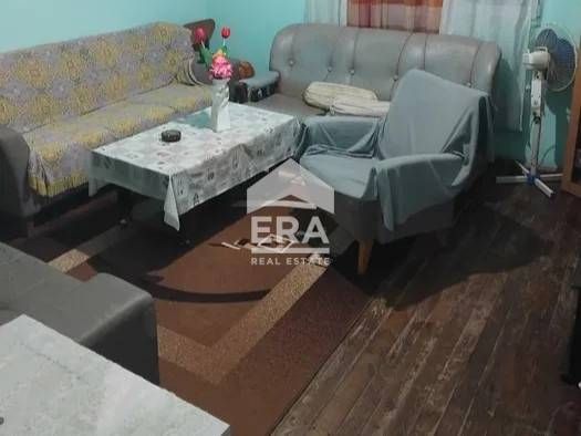 Двуетажна къща в село Славяново