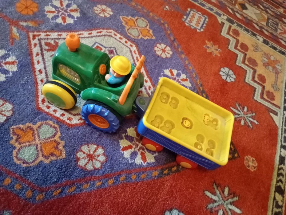 Игрушечный трактор