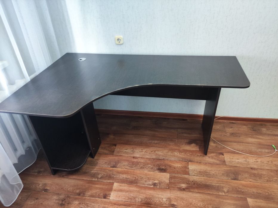 Полка и компьютерный стол