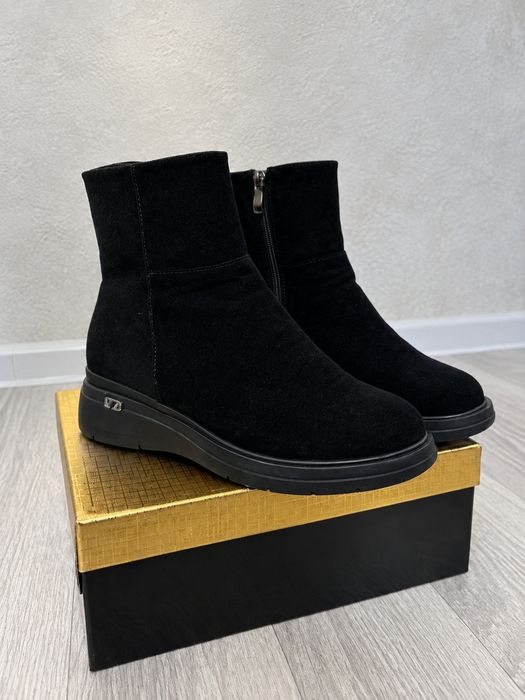 Продам женские ботинки