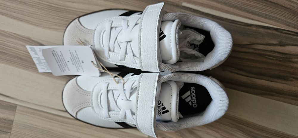 Pantofi Adidas noi