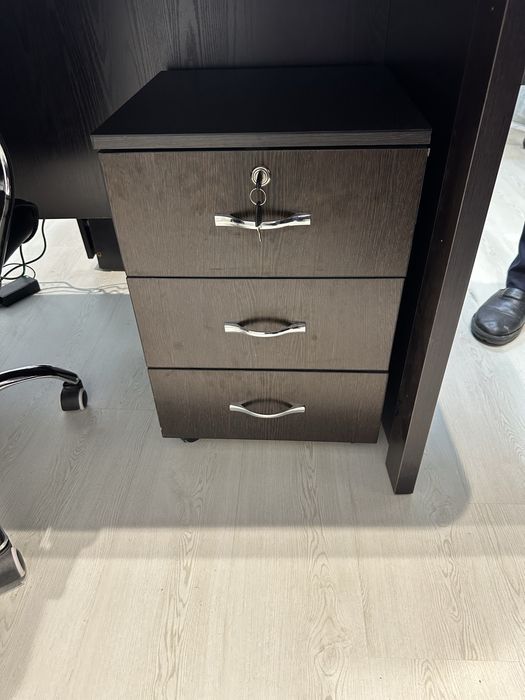 Продам офисный мебель в отличном состоянии