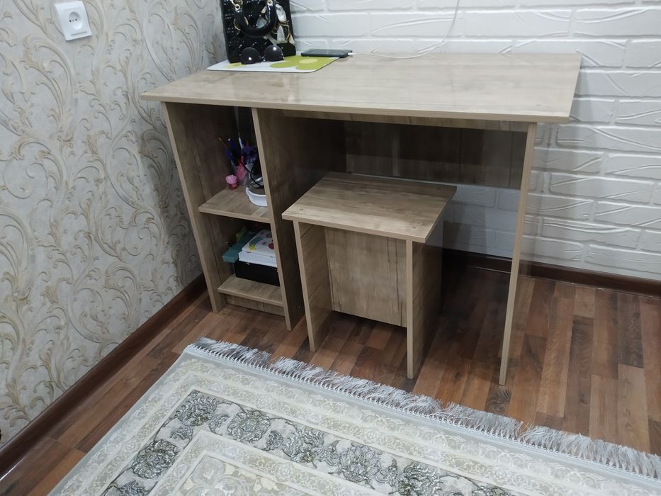 Деловой столь с табуреткой