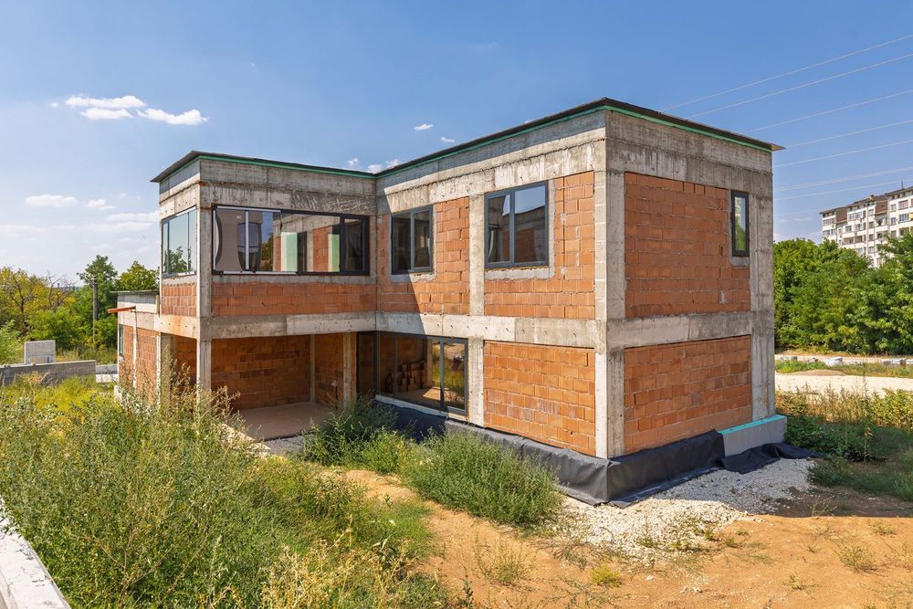 Къща в Плевен-Кайлъка площ 256 цена 375000