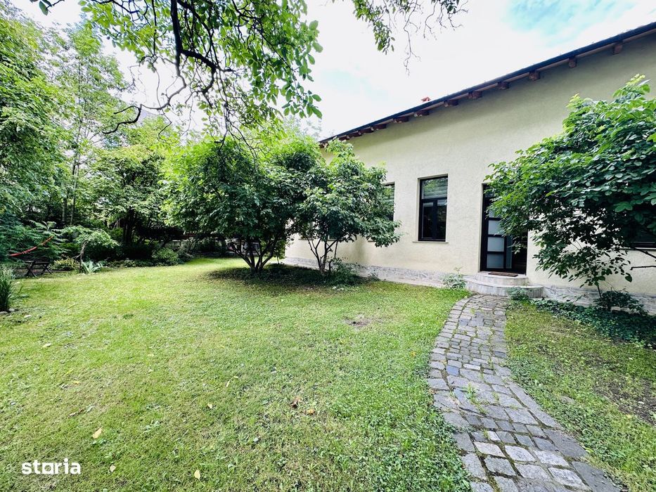 Casa cu curte comuna, parter si mansarda, 130 mp — zona centrala, Cl