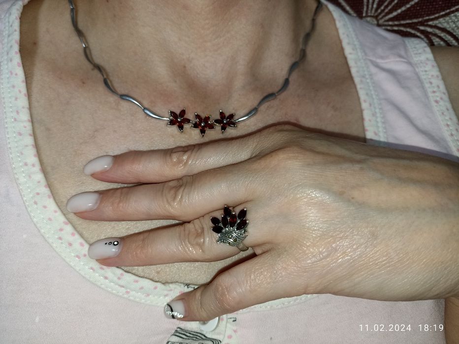 Продам Серебряное колье с Гранатом