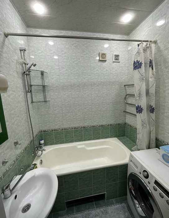 Срочно Продаётся Ойбек 3/5/5 с мебелью техникой ремонт хороший !