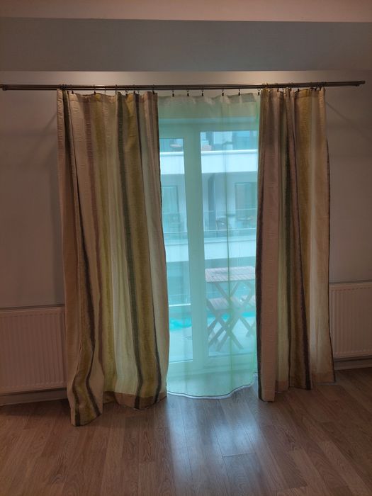 Vând galerie bronz/alama împreună cu perdea și draperie