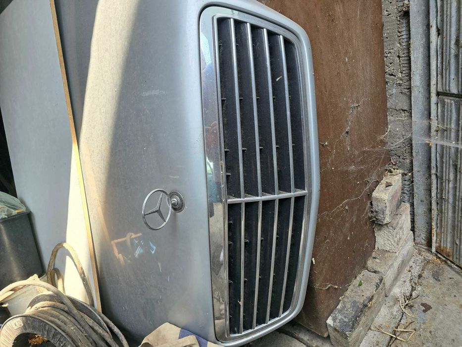Продавам 2 предни решетки за Mercedes CLK W208