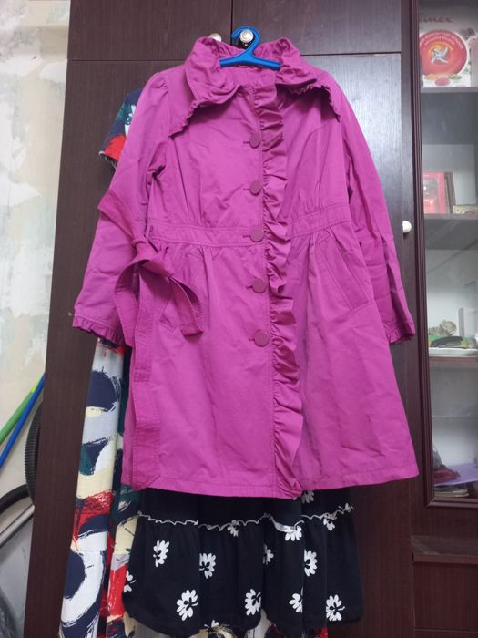 Плащ  висит  без надобности!