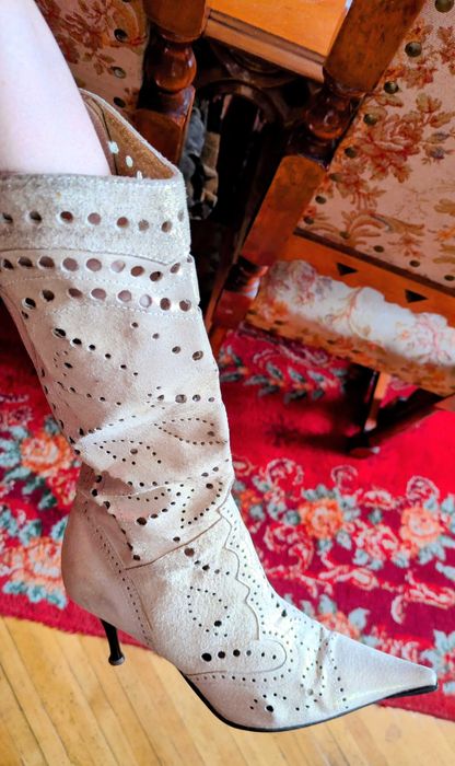 Cizme Elegante de Vară din Piele Întoarsă Bej cu Decupaje Laser