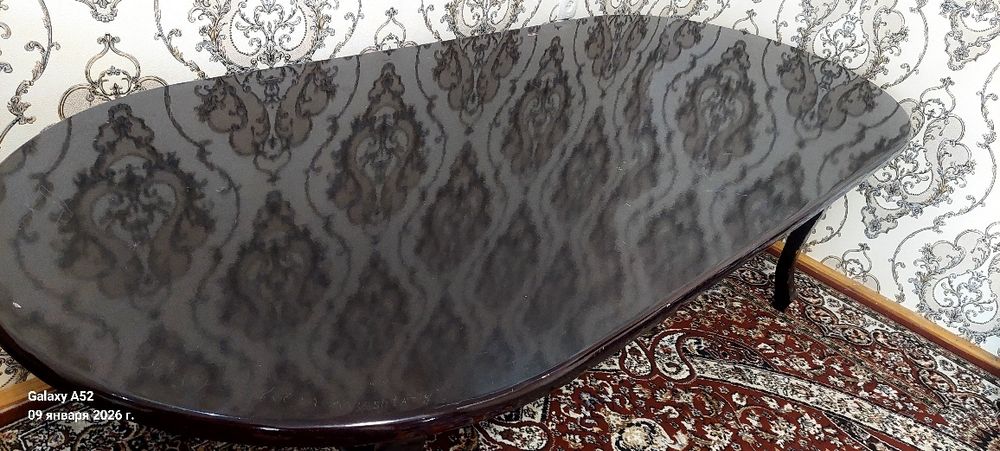 Mehmonlar uchun stol 12 kishiga moljallangan.