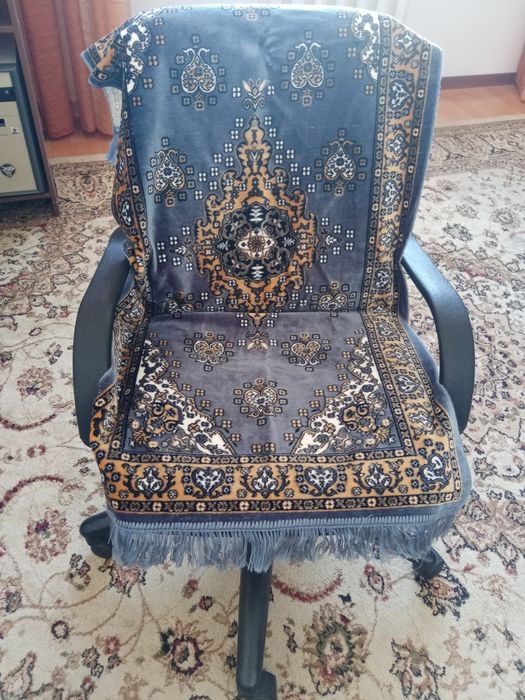 Кресло в рабочем и нормальном состоянии по высоте регулируется.