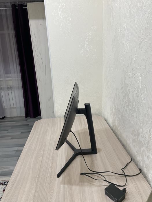 Игровой монитор изогнутый , с возможностью поднимать и поворачивать