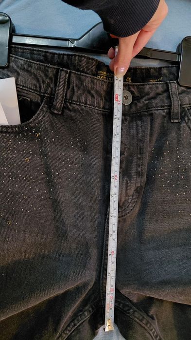 Blugi negri cu aplicatii