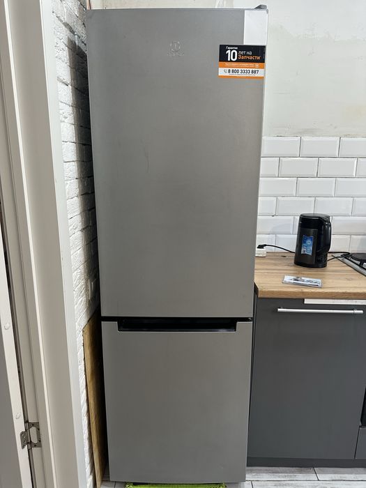 Холодильник Indesit в хорошем состоянии высота 183 см