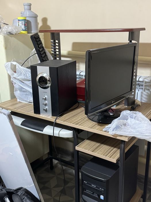 Компьютерный стол и доска