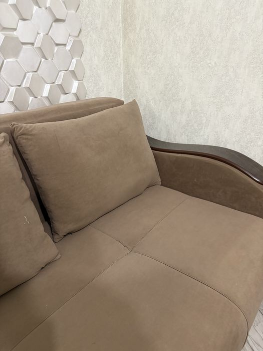 Диван для комнаты и подойдет для кухни